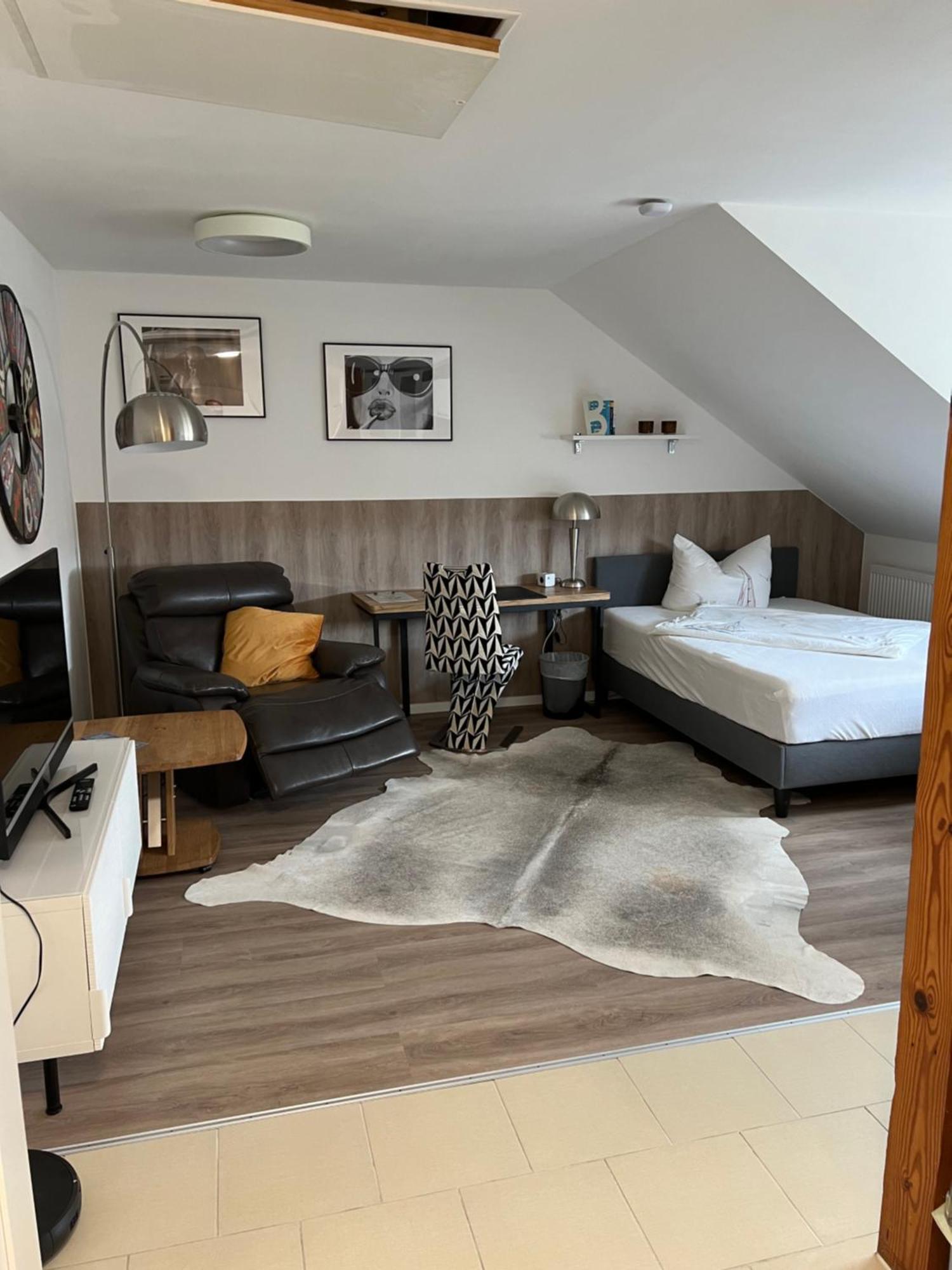 Grosse Gemuetliche Ferienwohnung Mit Klimaanlage, Parkplatz Inklusive Top ! Furth Bagian luar foto