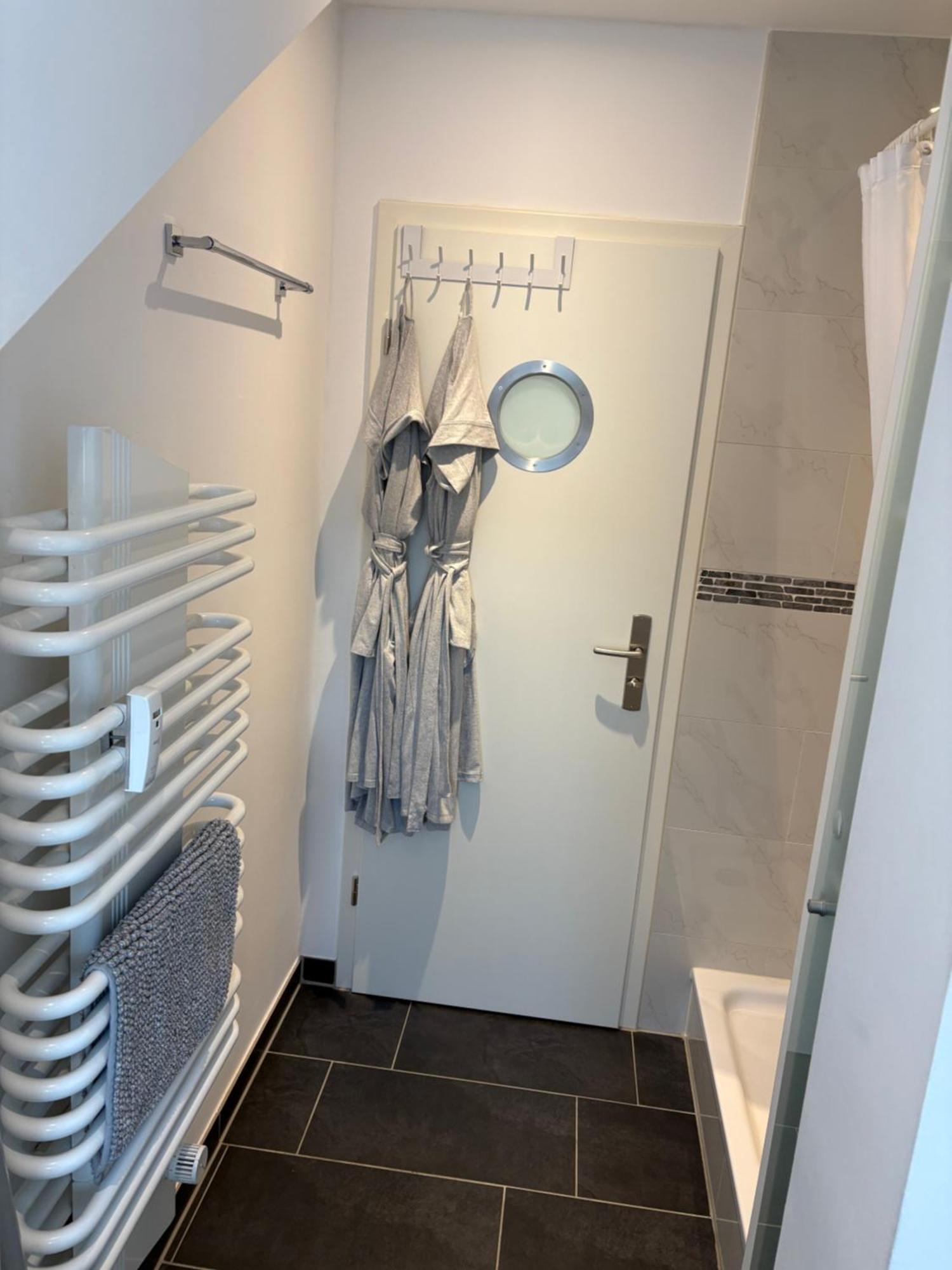 Grosse Gemuetliche Ferienwohnung Mit Klimaanlage, Parkplatz Inklusive Top ! Furth Bagian luar foto