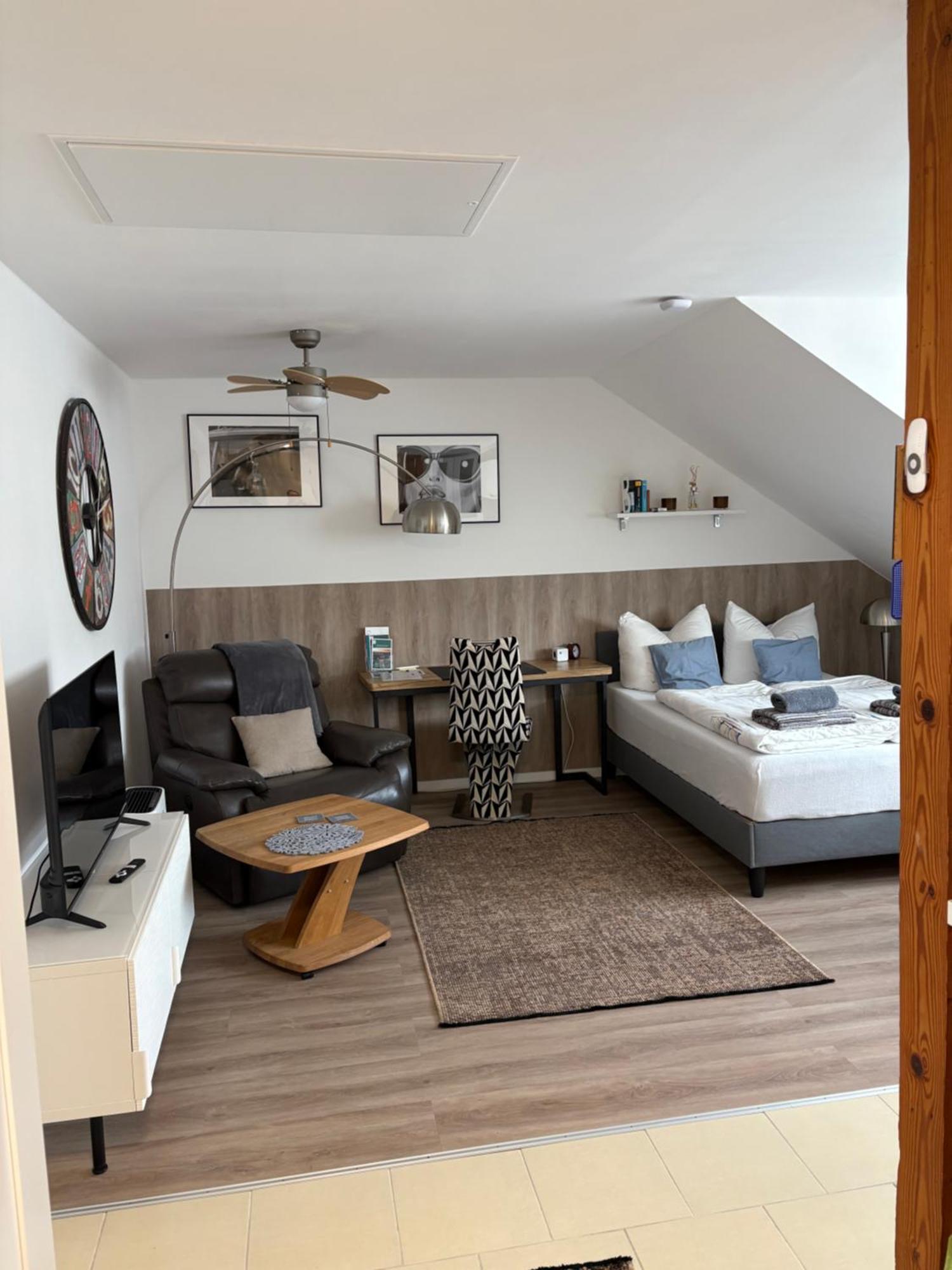 Grosse Gemuetliche Ferienwohnung Mit Klimaanlage, Parkplatz Inklusive Top ! Furth Bagian luar foto