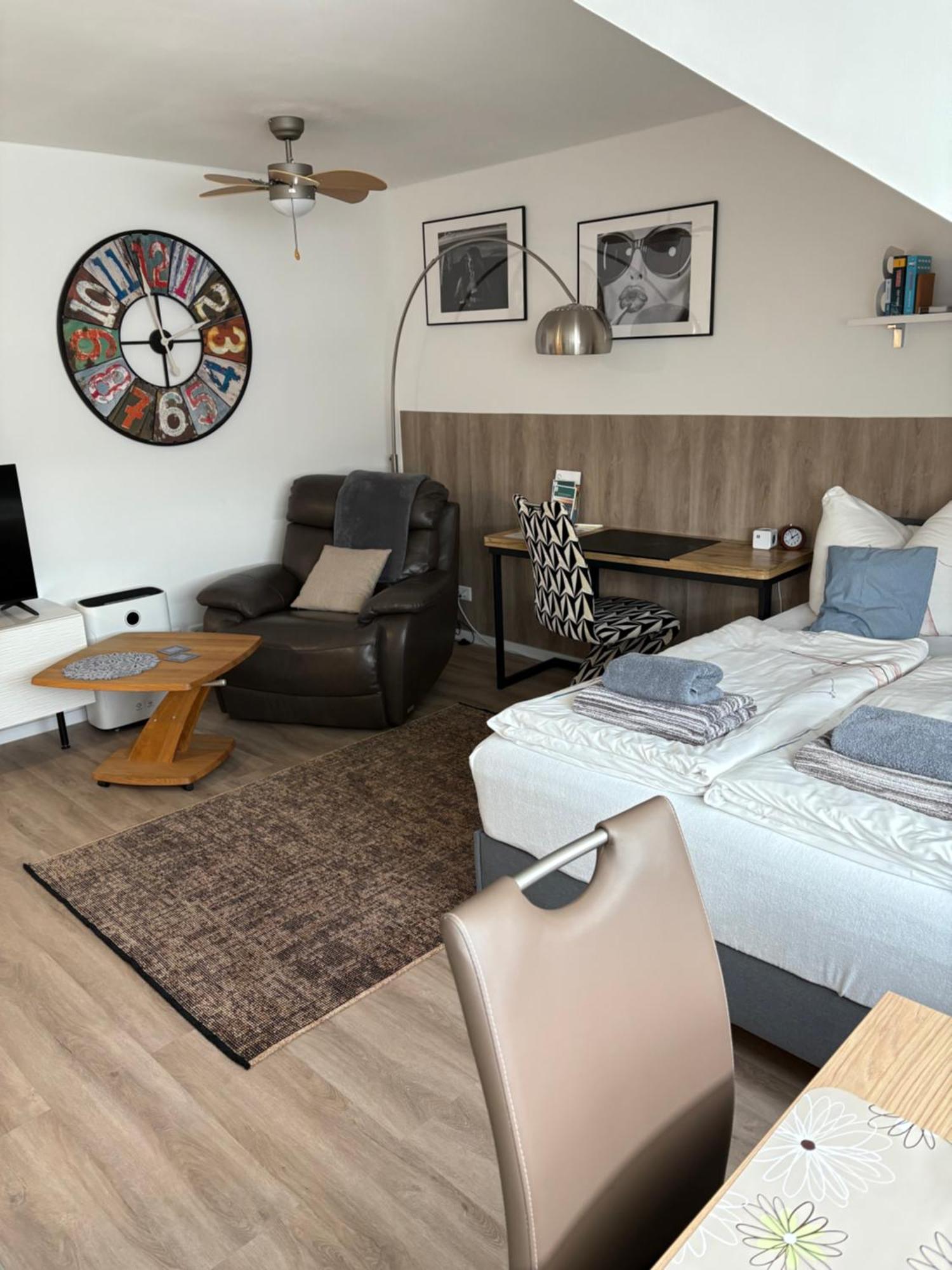 Grosse Gemuetliche Ferienwohnung Mit Klimaanlage, Parkplatz Inklusive Top ! Furth Bagian luar foto